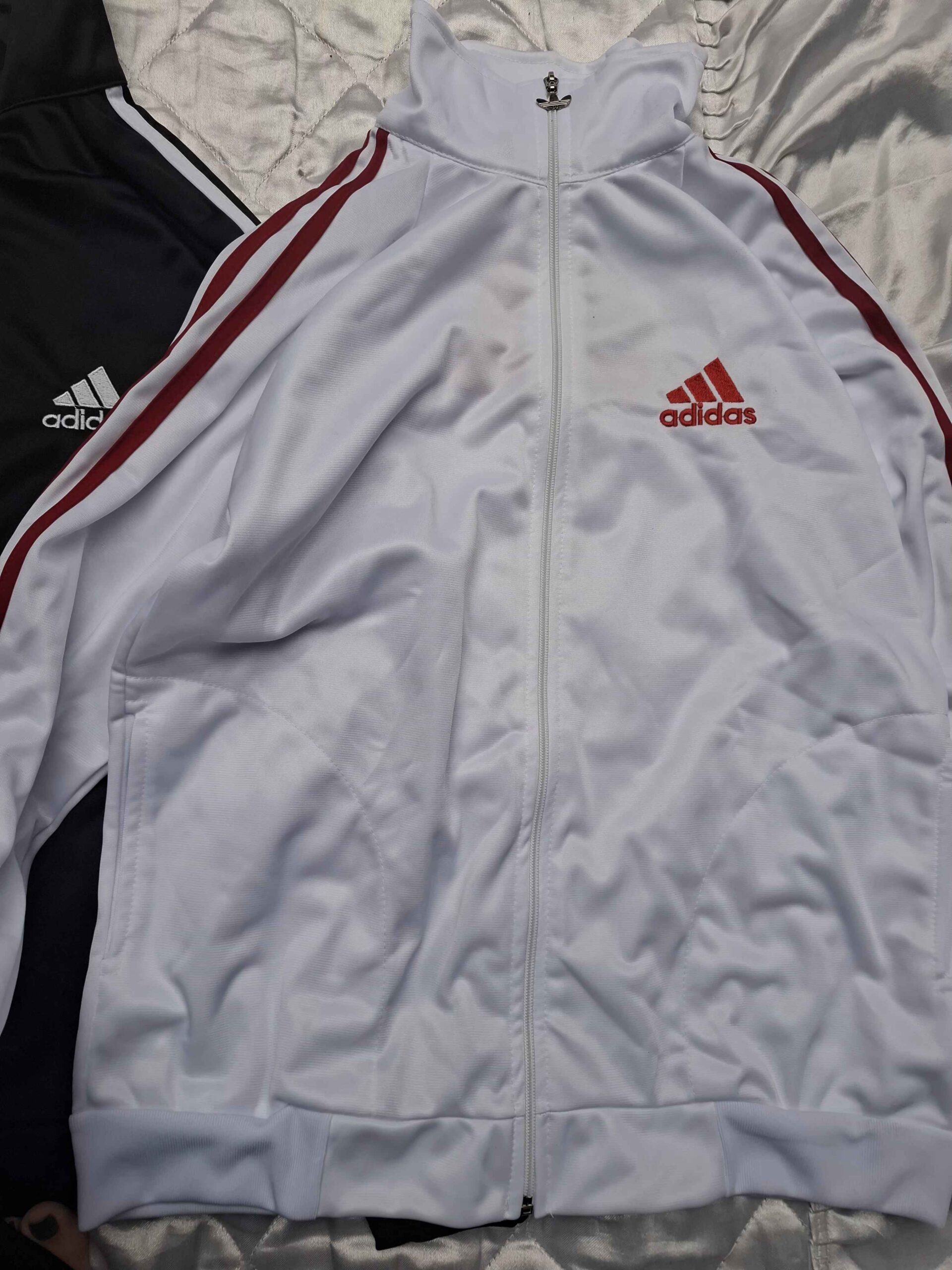 Jaqueta adidas alt branco com vermelho